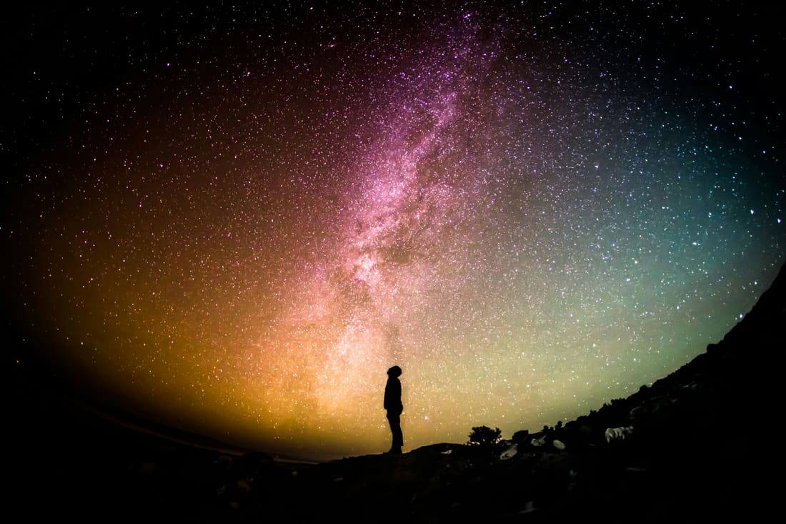 Sternenhimmel über einer Silhouette, ein Sinnbild für Meditation und Weite